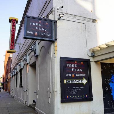 Sign pointing to the entrance.