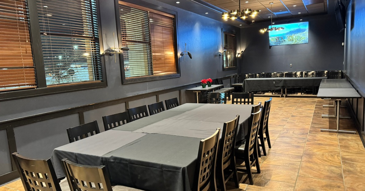 Interior, seating area with a bar in the middle