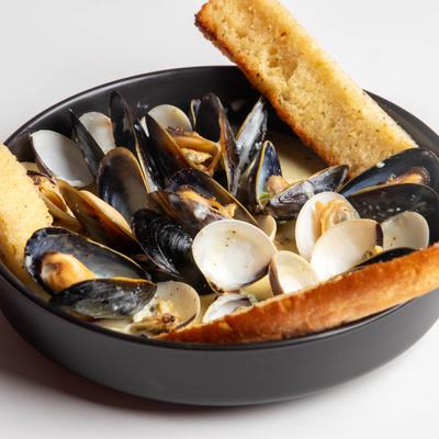 Fresh Clam and Mussels served with garlic bread.