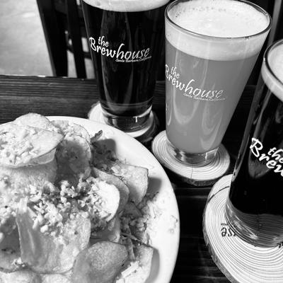 Gorgonzola chips with brewhouse pints.