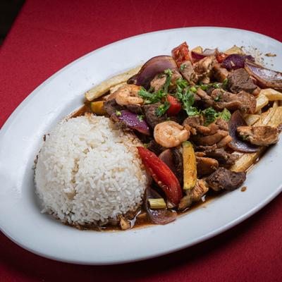Lomo saltado.