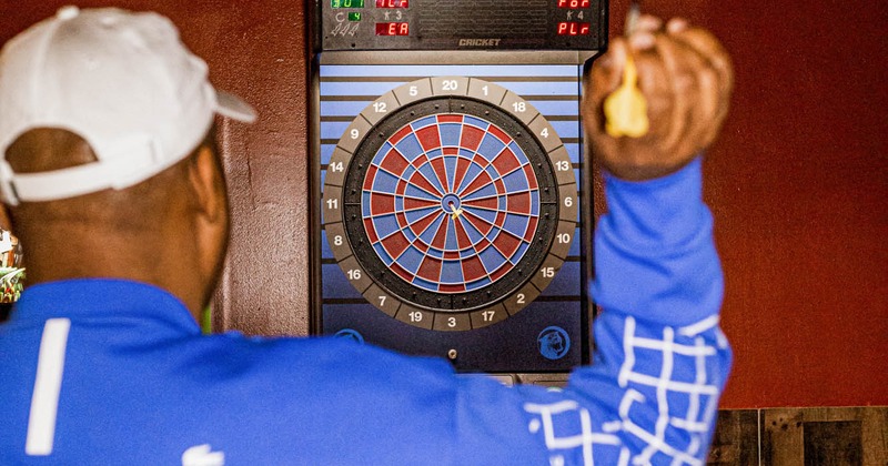 Play room, dart board and dart thrower