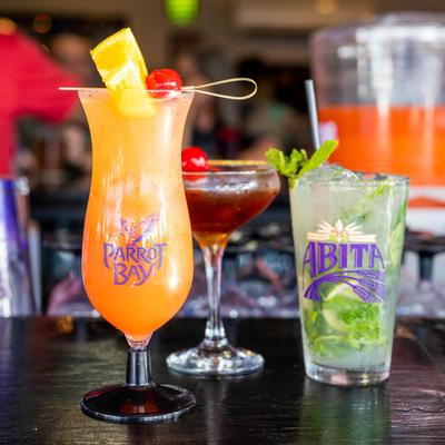 Bar, cocktails on the counter.