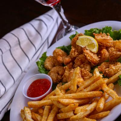 Fried shrimp with fries and dip