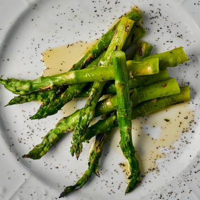 Steamed asparagus drizzled with olive oil.