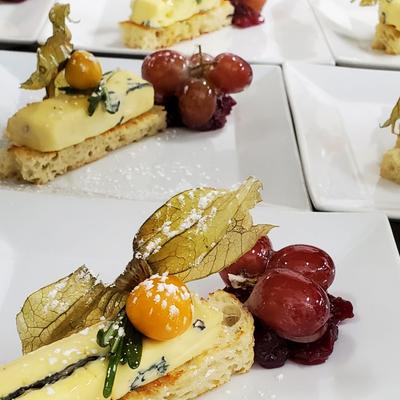 Baguette, cheese and fruit appetizers