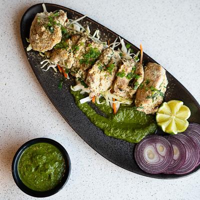 Malai Chicken Kabab, boneless and green chutney, top view.