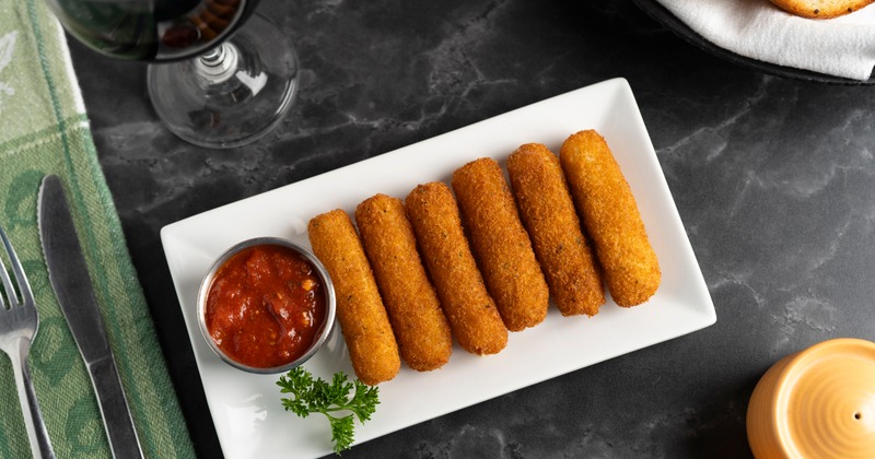 Cheese sticks and marinara sauce