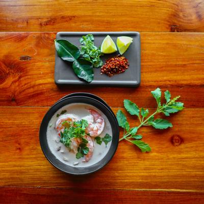 Shrimps with white dip, lemon and spices on the side