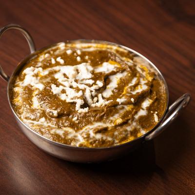 Indian cottage cheese cooked in a spiced spinach sauce.