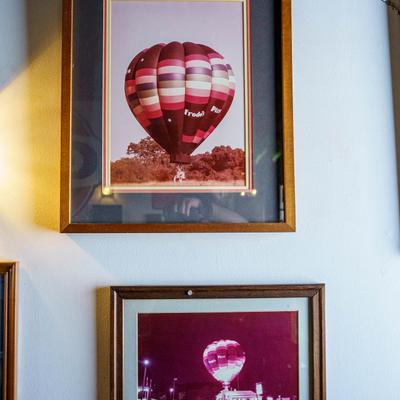 Hot-air-balloon-themed photographs on the wall.