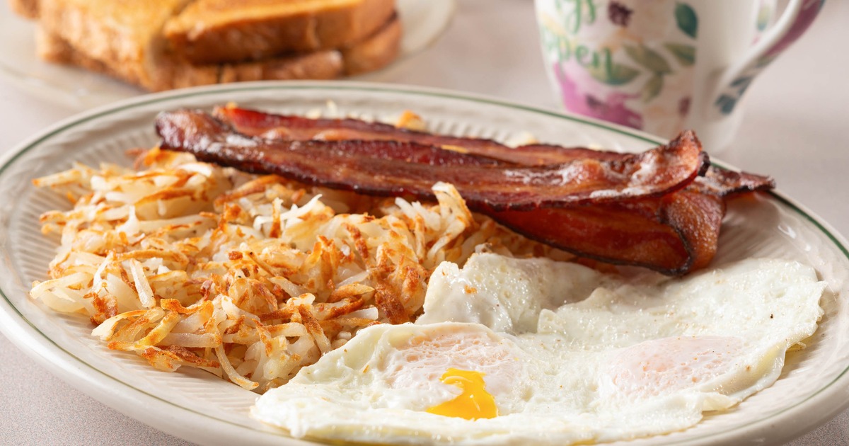 Eggs served with bacon and shredded hash browns