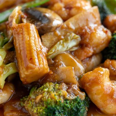 Hunan Shrimp featuring pieces of baby corn, broccoli and mushrooms, close-up.