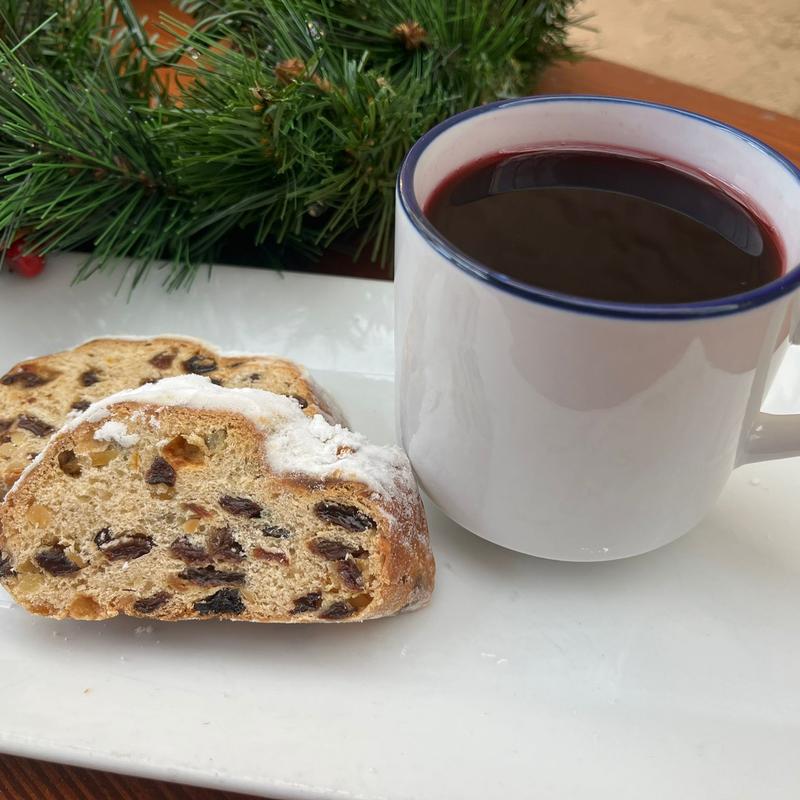 Glühwein mit Stollen photo