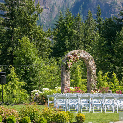 Weeading arch, wedding table with forrest in the back