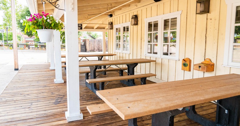 Exterior, patio area