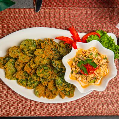 Crispy Spinach Salad served with a side of peanut sauce with minced chicken.