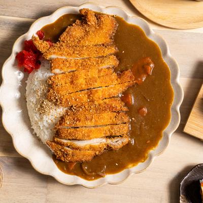 Panko fried chicken with rice and sauce.