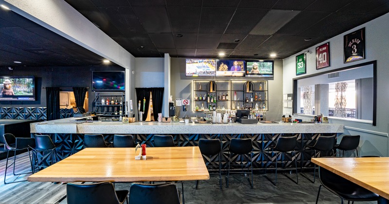 Diner table in front the bar