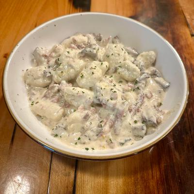 tender braised Short Rib Gnocchiand pancetta tossed in a rich garlic cream sauce.