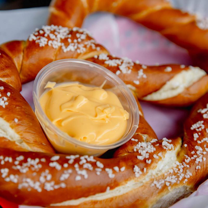 Giant Pretzel con Queso photo