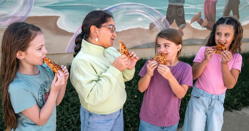 Kids eating pizza