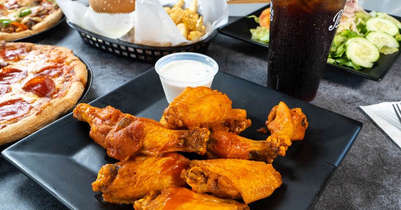 Buffalo wing with dipping sauce