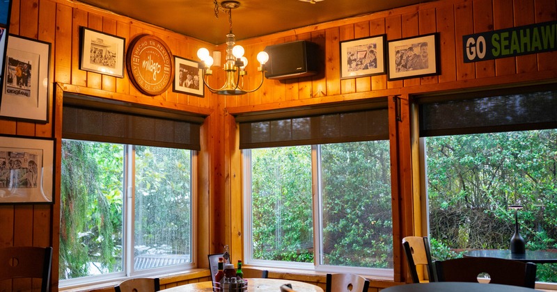 Dining table in the corner