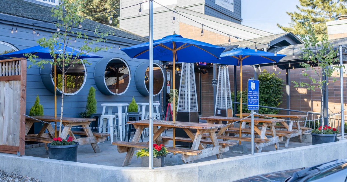 Outdoor seating area, picnic tables