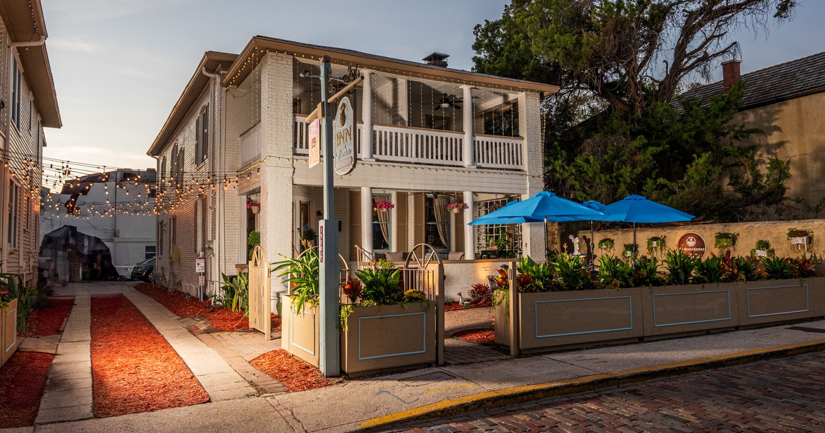 Exterior, front view to the restaurant