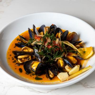 Mussels in white wine sauce.