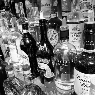 varios  bottles of alcohol at a bar.