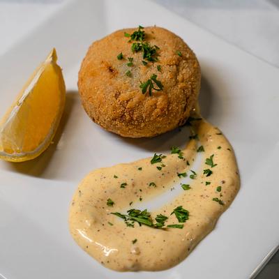 Crab cake with sauce.