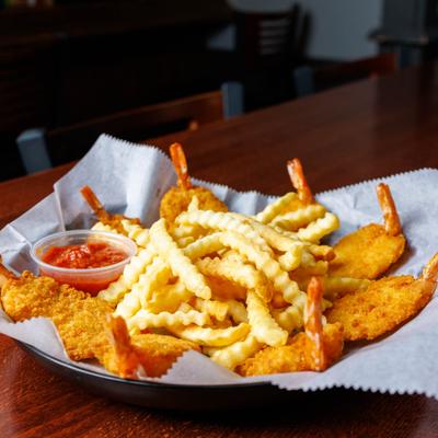 Fried shrimp with fries, dipping sauce and Bloody Mary on a table.