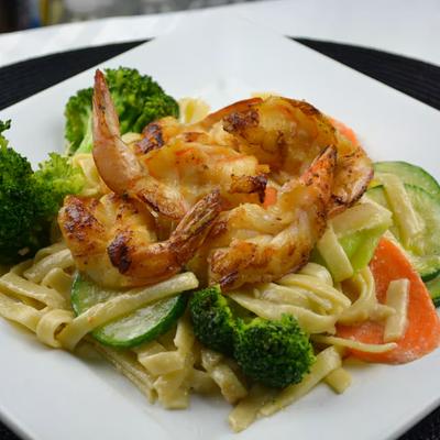 Shrimp pasta with veggies.