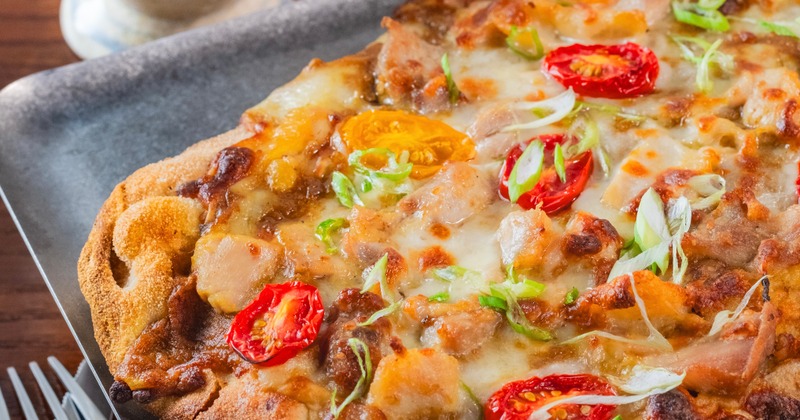 Chicken curry flatbread with sliced grape tomatoes