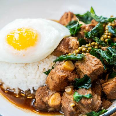 Basil spare ribs with rice and a sunny-side-up egg.
