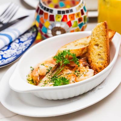 Garlic shrimp, served.