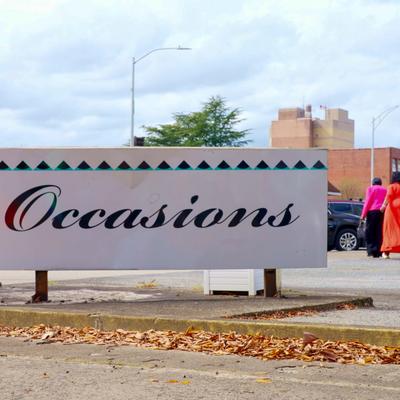 Restauratn's sign on the road.