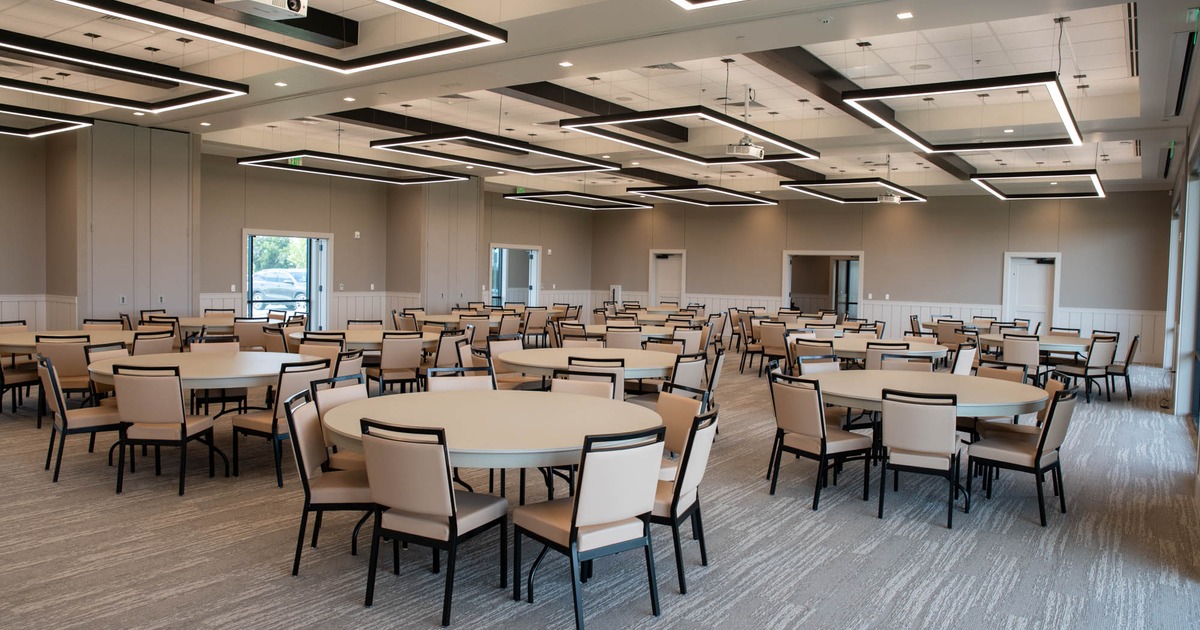 Wide view of the dining area, round tables and chairs