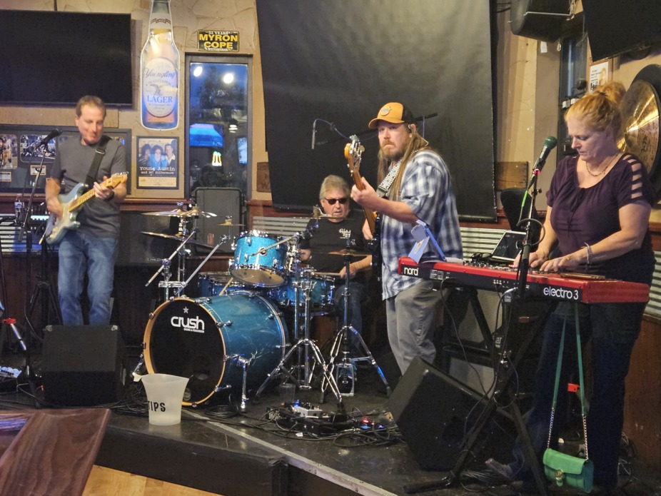 KDog & The Howlers (7:00-10:30) event photo