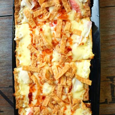 Crab rangoon flatbread.