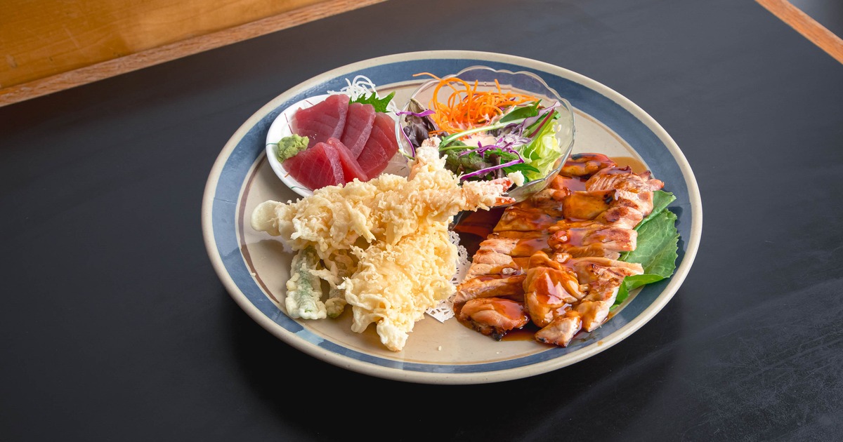 Kaku Deluxe Lunch plate served on the table