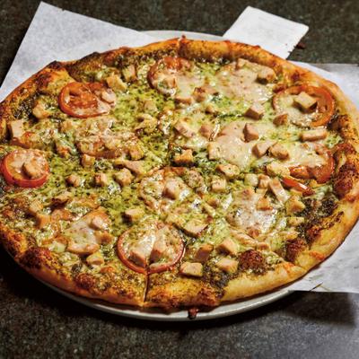 White pizza with pesto, chicken and tomato