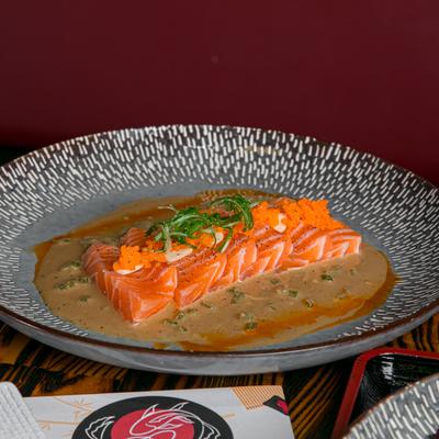 Salmon sashimi in sauce.