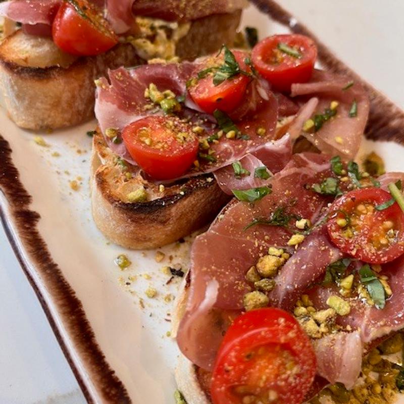 Crostini con Pesto e Prosciutto photo