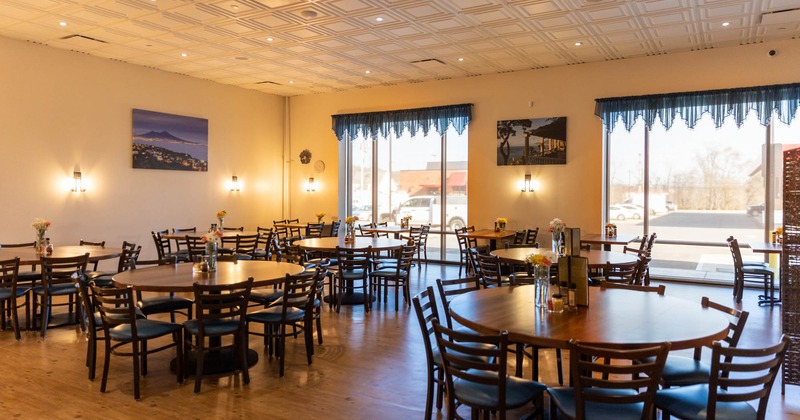Diner room with round table, wide view