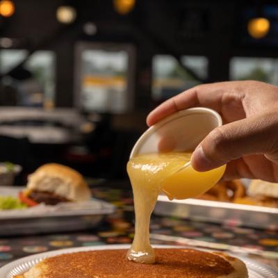 Topping pour on pancakes