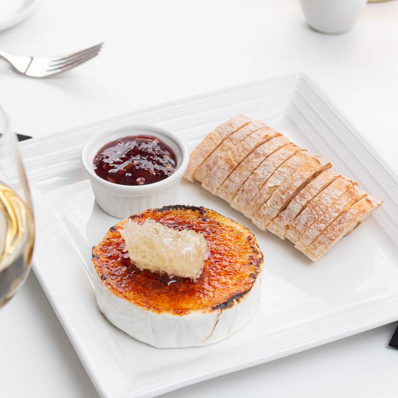 Honeycomb Brie Brûlée - rie brûlé au nid d'abeille photo