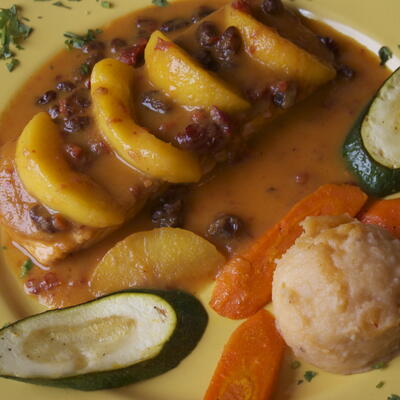 Grilled meat with mixed vegetables and sauce